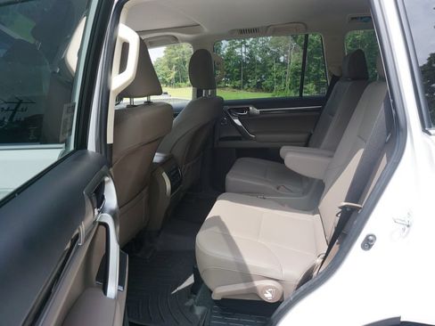 Used 2023 Lexus GX 460 Premium w/ Accessory Package AWD/4WD image 15