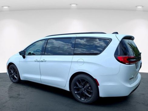 Used 2025 Chrysler Pacifica Limited FWD image 20