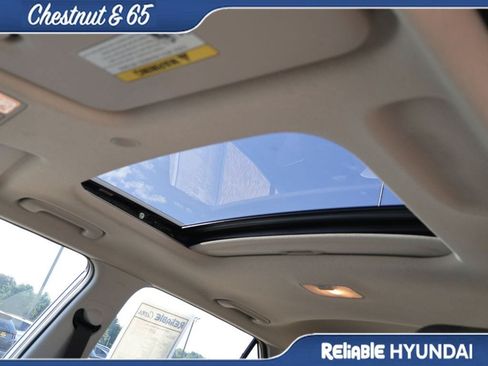 Certified 2025 Hyundai Venue SEL FWD image 25