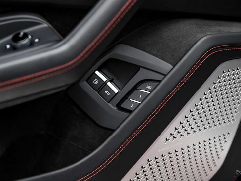 Used 2025 Lamborghini Urus SE AWD/4WD image 95