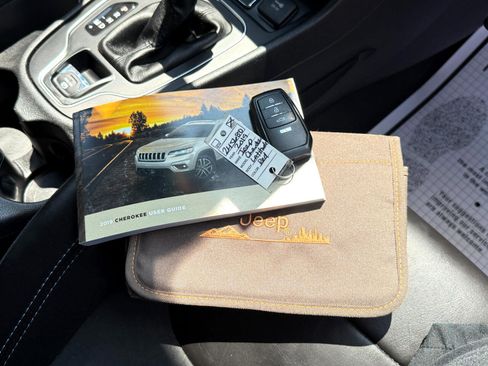 Used 2019 Jeep Cherokee Latitude Plus w/ Comfort/Convenience Group image 57
