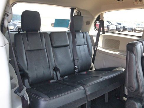 Used 2013 Chrysler Town & Country Touring FWD image 27