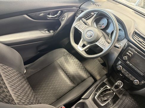 Used 2017 Nissan Rogue SV AWD/4WD image 9