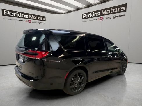 New 2027 Chrysler Pacifica Limited w/ S Appearance Package AWD/4WD image 5