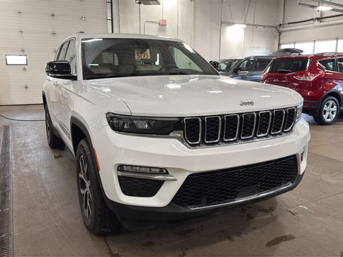 Used 2024 Jeep Grand Cherokee Limited w/ Luxury Tech Group II image 3