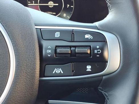 Used 2025 Kia Sportage SX image 32