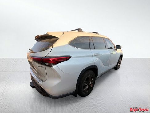 Used 2022 Toyota Highlander Bronze Edition FWD image 5