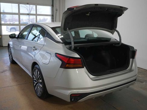 Used 2024 Nissan Altima 2.5 SV image 4