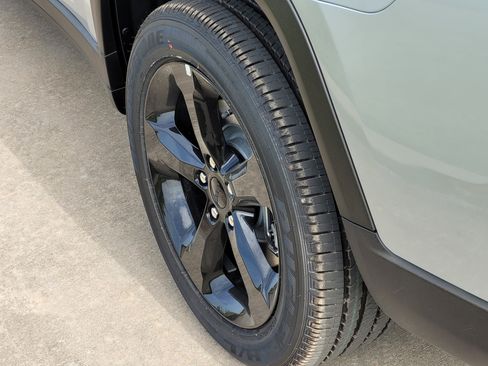 New 2025 Jeep Grand Cherokee L Altitude image 5