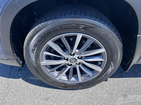 Used 2017 Toyota Highlander Plus w/ Carpet Mat Package image 39