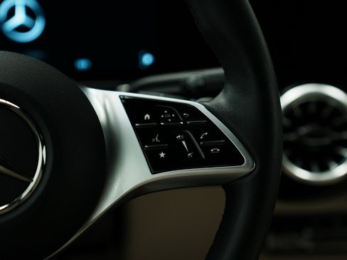 Used 2025 Mercedes-Benz GLB 250 4MATIC image 33