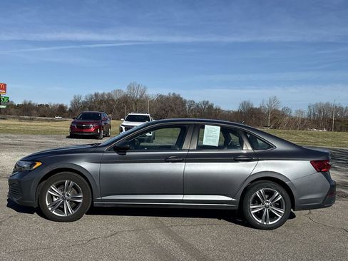 Used 2024 Volkswagen Jetta SE FWD image 3