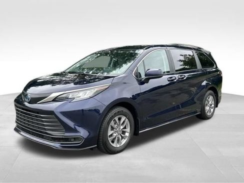 Used 2023 Toyota Sienna LE FWD image 1