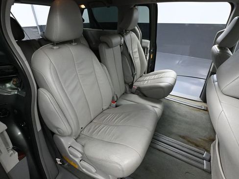 Used 2014 Toyota Sienna XLE image 40