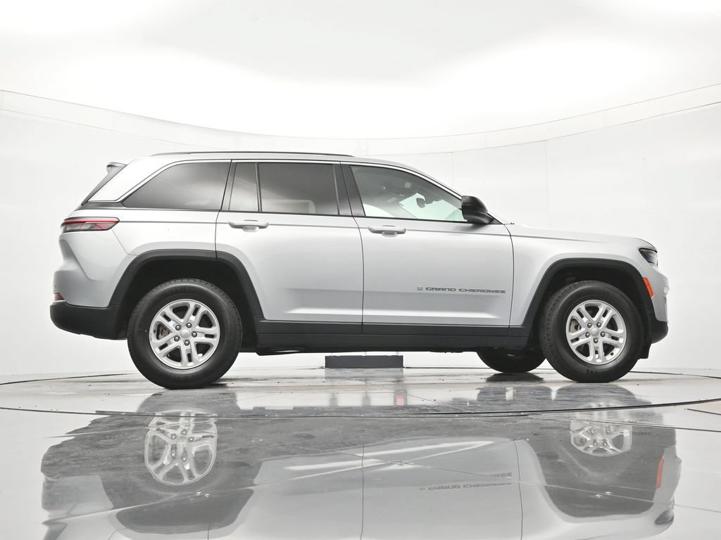 Used 2023 Jeep Grand Cherokee Laredo w/ Luxury Tech Group I AWD/4WD image 39