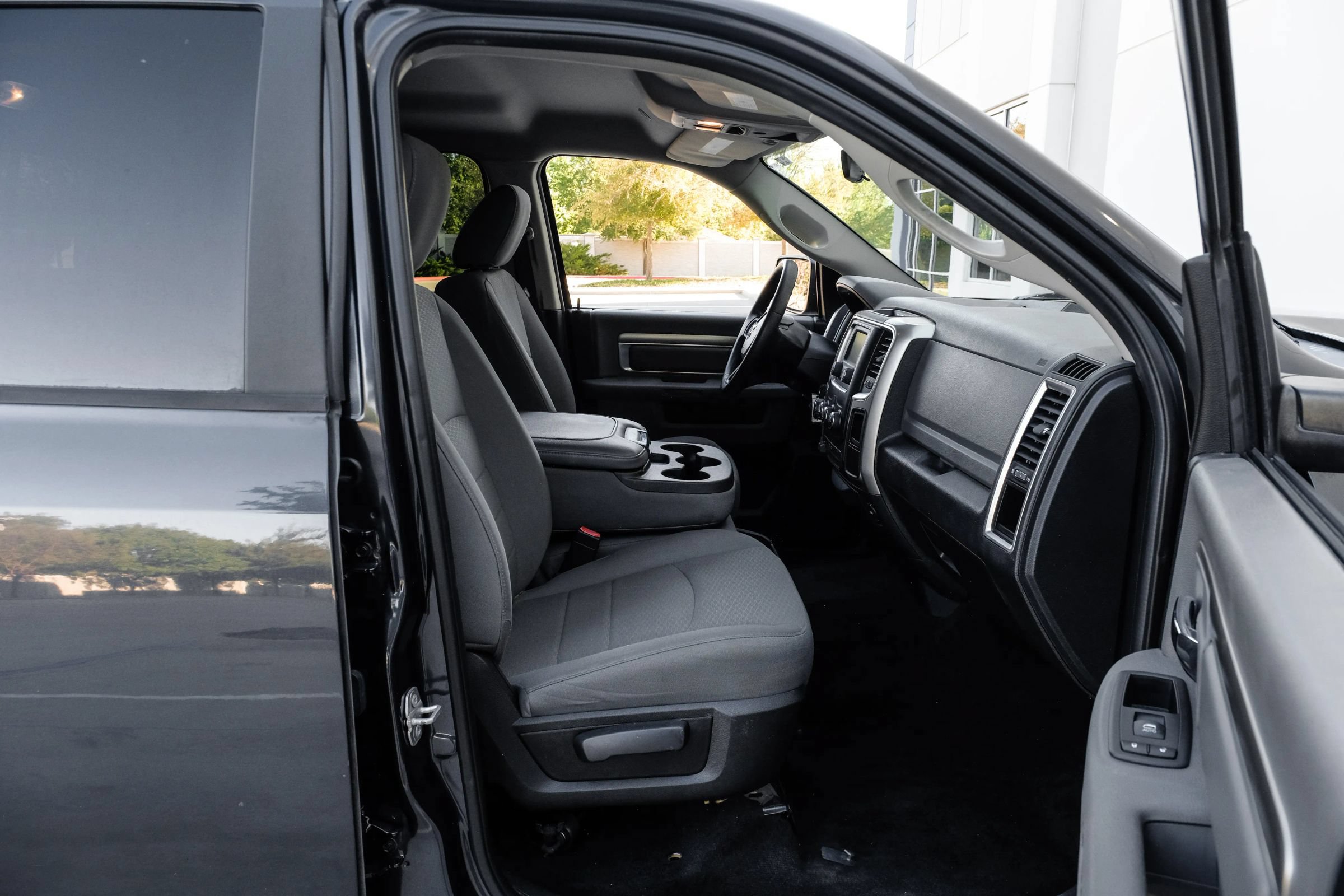 Used 2017 RAM 1500 Classic SLT RWD image 40