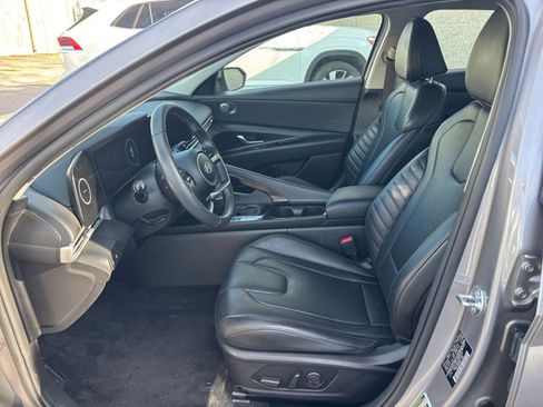 Used 2025 Hyundai Elantra Limited image 27