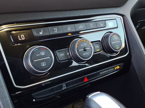 Certified 2020 Volkswagen Atlas Cross Sport SEL Premium image 31