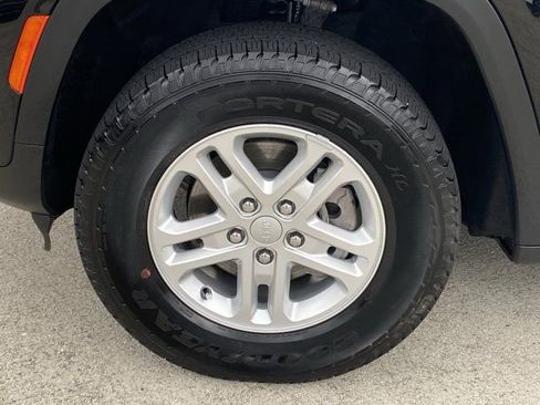 Used 2024 Jeep Grand Cherokee Laredo image 22