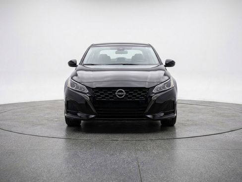 Used 2025 Nissan Altima 2.5 SV FWD image 2