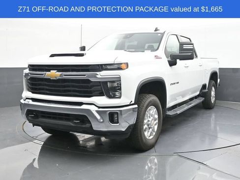 Used 2024 Chevrolet Silverado 2500 LT AWD/4WD image 3