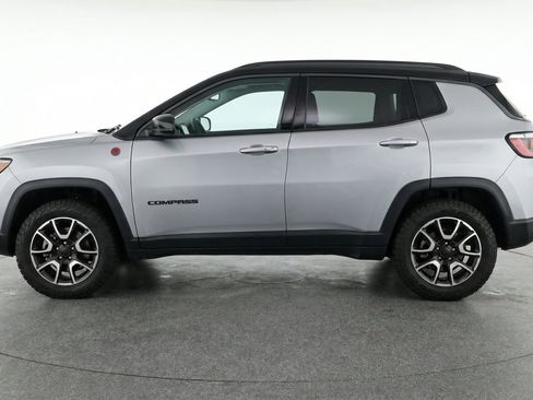 Used 2025 Jeep Compass Trailhawk AWD/4WD image 5