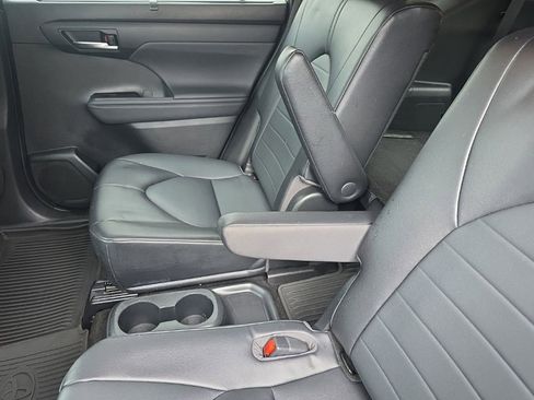 Used 2023 Toyota Highlander XLE image 18
