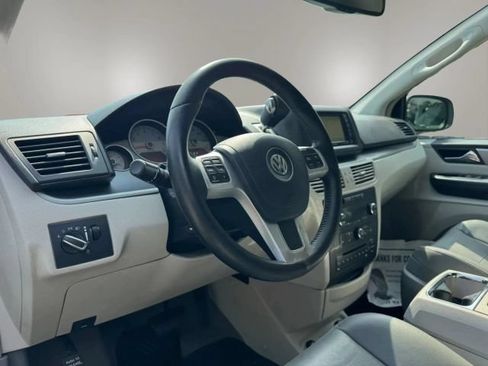 Used 2012 Volkswagen Routan SEL FWD image 18