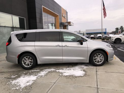 New 2026 Chrysler Pacifica Select image 6