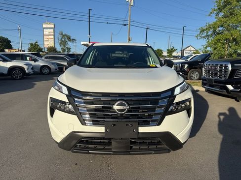 Used 2024 Nissan Rogue S AWD/4WD image 2