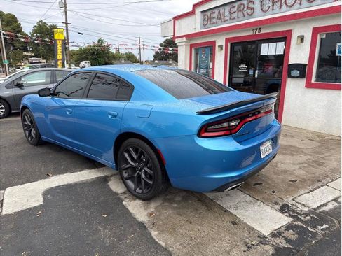 Used 2019 Dodge Charger SXT w/ Blacktop Package RWD image 2