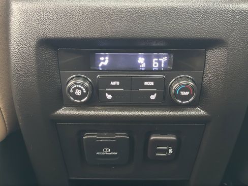 Used 2023 Chevrolet Traverse Premier image 22