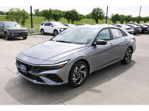 Certified 2025 Hyundai Elantra Sport FWD image 4