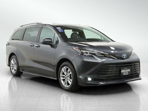 Used 2025 Toyota Sienna XLE w/ XLE Plus Package image 7