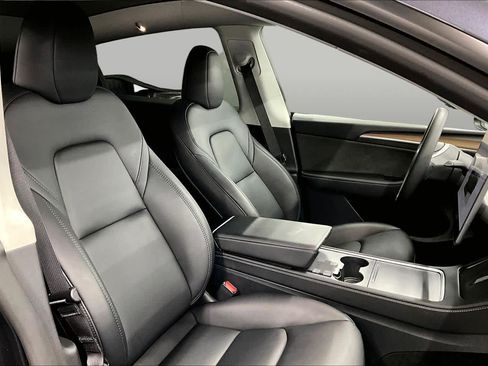 Used 2024 Tesla Model Y 2WD image 8