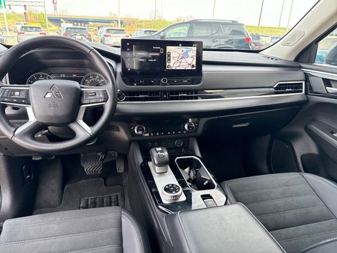 Used 2025 Mitsubishi Outlander SE image 17