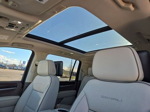 Used 2021 GMC Yukon XL Denali w/ Denali Premium Package image 30