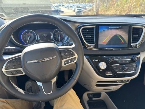 Used 2024 Chrysler Pacifica Touring-L image 12