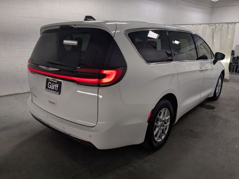 Certified 2023 Chrysler Pacifica Touring-L FWD image 7