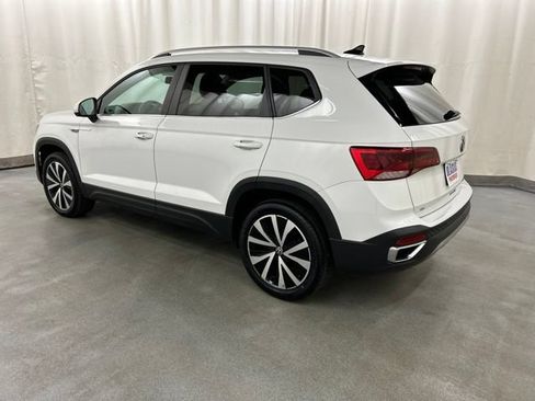 Used 2022 Volkswagen Taos SE w/ Panoramic Sunroof Package AWD/4WD image 2