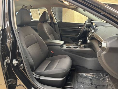 Used 2025 Nissan Altima 2.5 SV FWD image 36