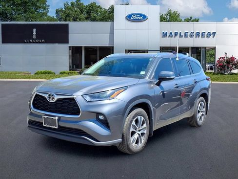 Used 2021 Toyota Highlander XLE AWD/4WD image 2