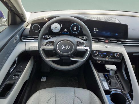 Used 2025 Hyundai Elantra Limited image 10