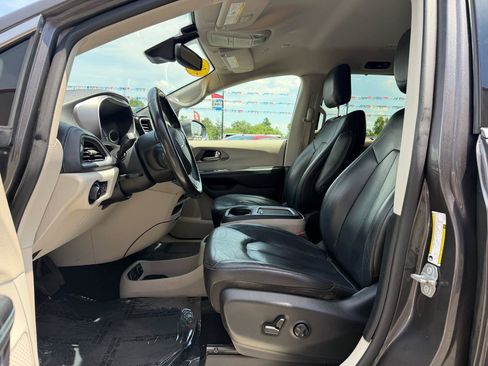 Used 2021 Chrysler Pacifica Touring-L FWD image 14