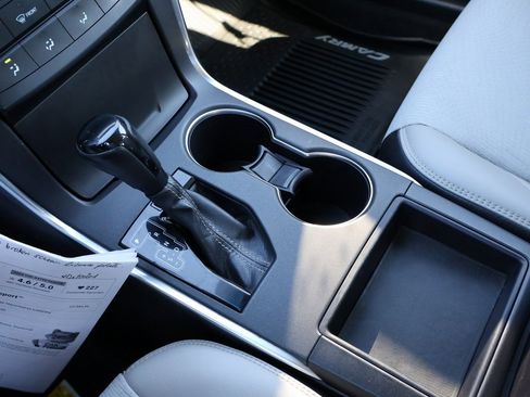 Used 2017 Toyota Camry SE image 22