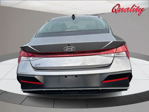Used 2025 Hyundai Elantra Limited FWD image 4