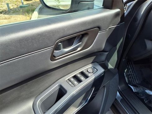 Used 2024 Nissan Pathfinder SV image 12