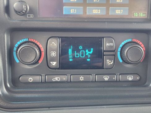 Used 2005 Chevrolet Avalanche LT w/ Preferred Equipment Group AWD/4WD image 23
