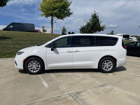 New 2026 Chrysler Pacifica Select image 2