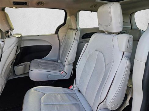 Used 2017 Chrysler Pacifica Limited image 21